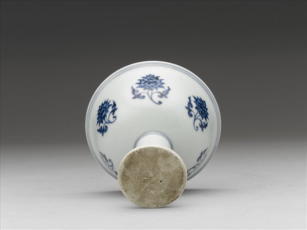 青花番蓮紋高足杯