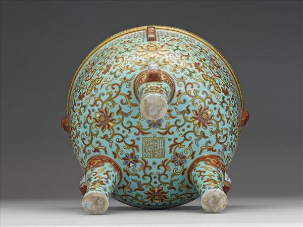 洋彩湖綠地番蓮紋鼎式爐