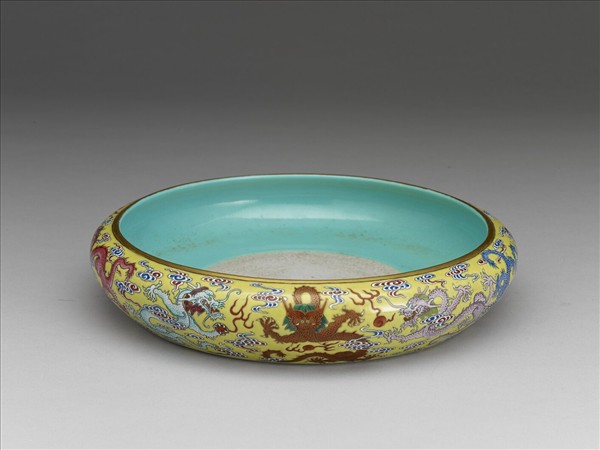 洋彩黃地九龍洗