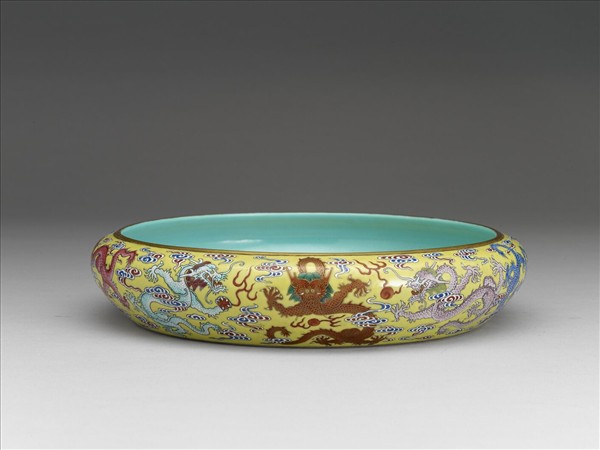 洋彩黃地九龍洗