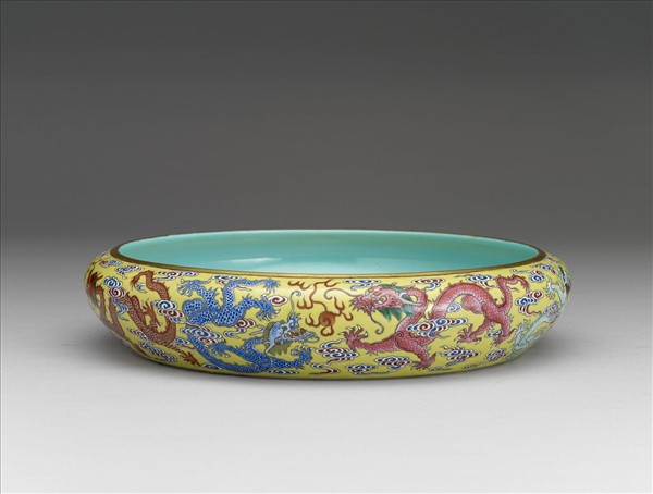 洋彩黃地九龍洗