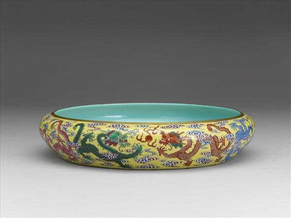 洋彩黃地九龍洗