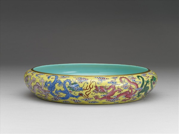 洋彩黃地九龍洗