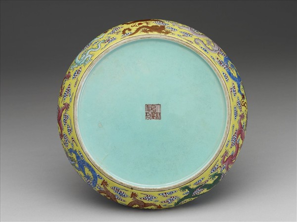 洋彩黃地九龍洗