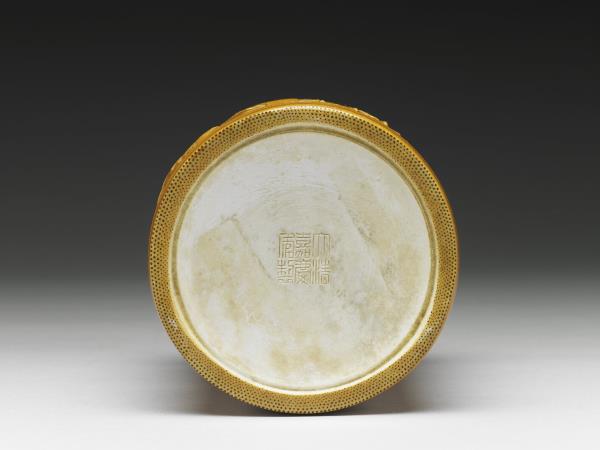 黃釉仿雕竹筆筒