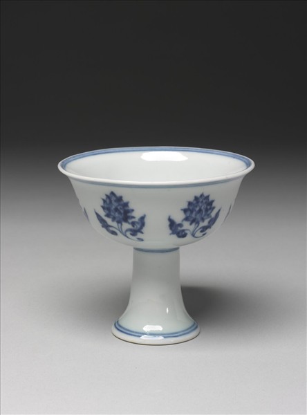 青花番蓮紋高足杯