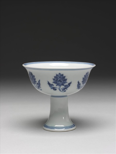 青花番蓮紋高足杯
