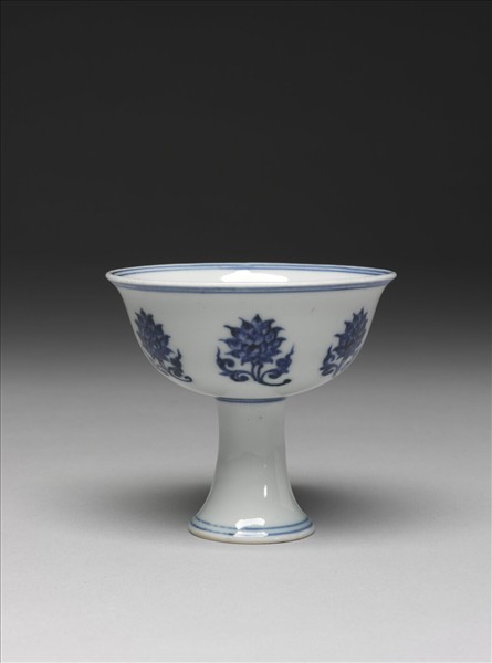 青花折枝蓮紋高足杯