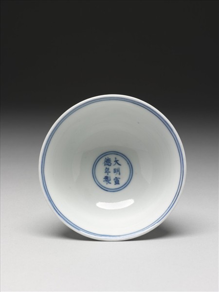 青花折枝蓮紋高足杯