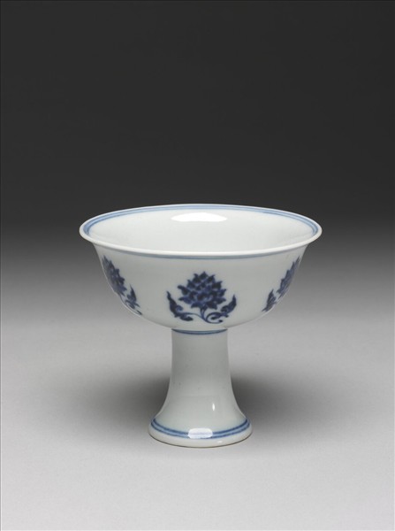 青花番蓮紋高足杯