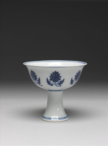 青花番蓮紋高足杯