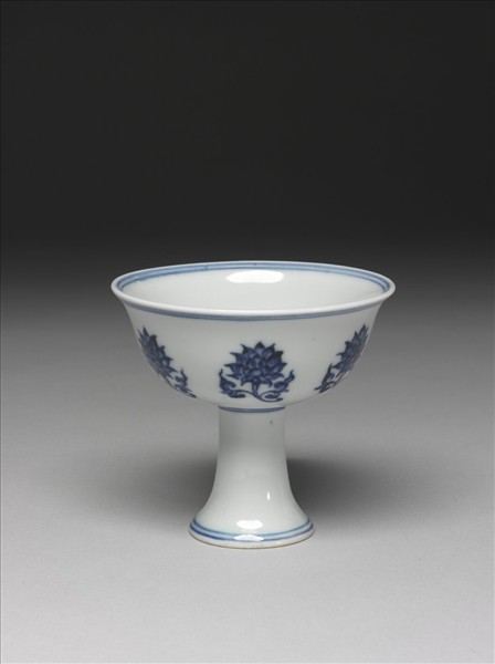 青花番蓮紋高足杯