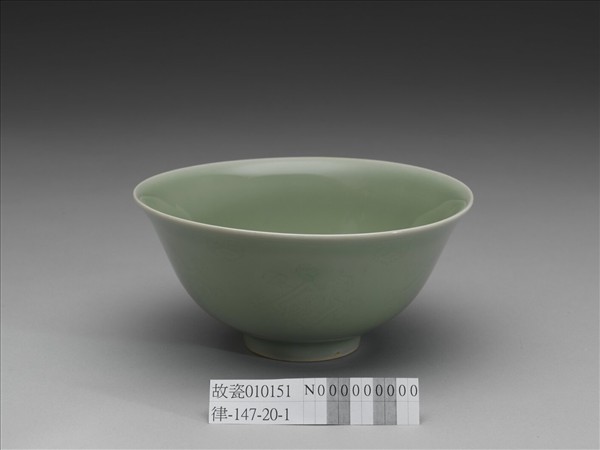 冬青釉花卉紋碗