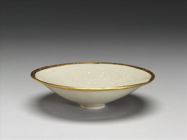 定窯 白瓷印花纏枝牡丹紋斗笠碗