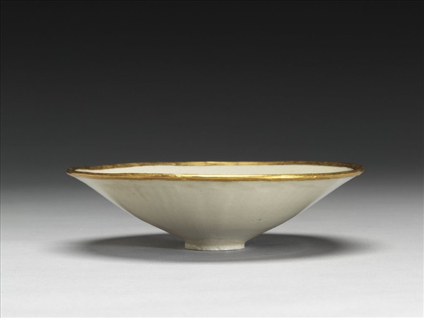 定窯 白瓷印花纏枝牡丹紋斗笠碗