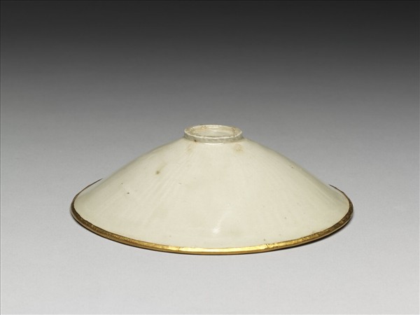 定窯 白瓷印花纏枝牡丹紋斗笠碗