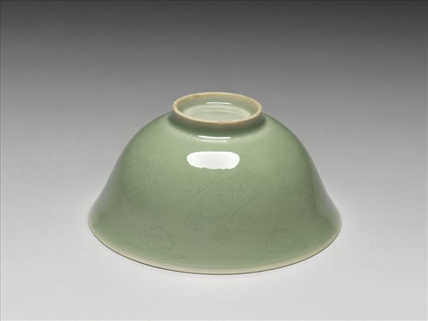 冬青釉花卉紋碗