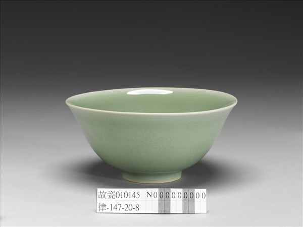 冬青釉花卉紋碗