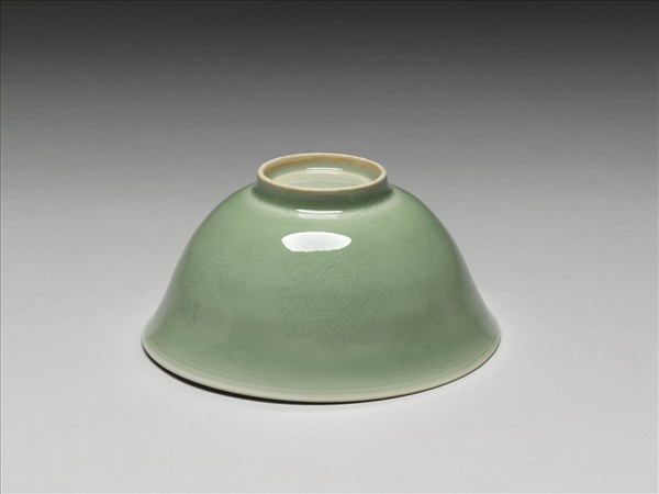 冬青釉花卉紋碗