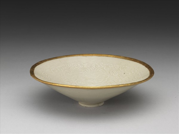 定窯 白瓷印花纏枝牡丹紋斗笠碗