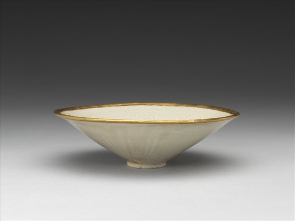 定窯 白瓷印花纏枝牡丹紋斗笠碗