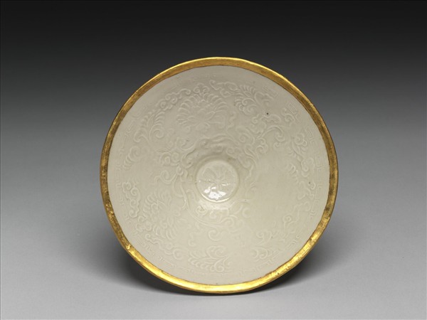 定窯 白瓷印花纏枝牡丹紋斗笠碗