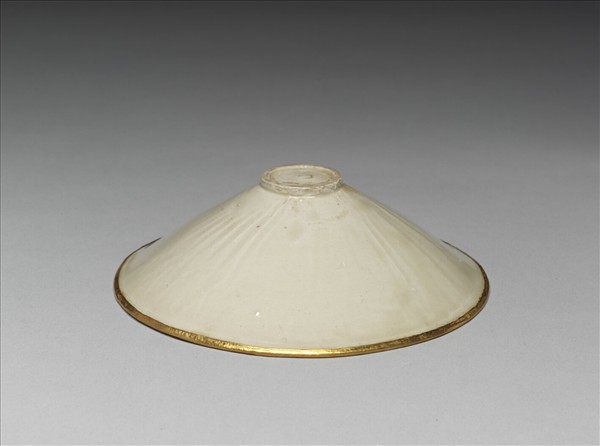 定窯 白瓷印花纏枝牡丹紋斗笠碗