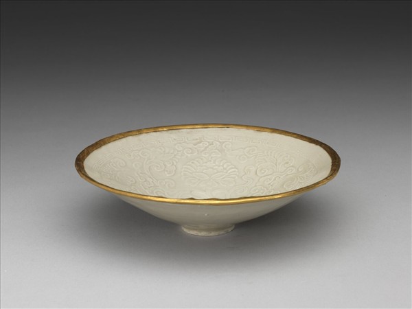 定窯 白瓷印花纏枝牡丹紋斗笠碗