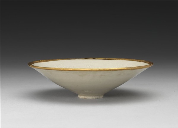 定窯 白瓷印花纏枝牡丹紋斗笠碗