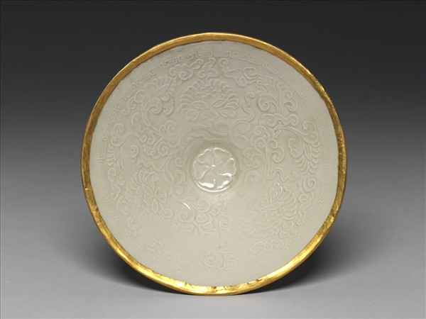 定窯 白瓷印花纏枝牡丹紋斗笠碗