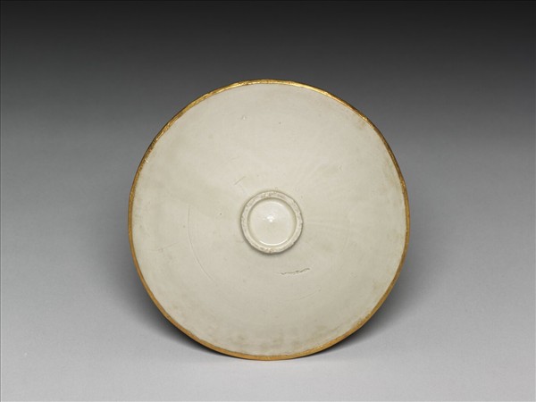 定窯 白瓷印花纏枝牡丹紋斗笠碗