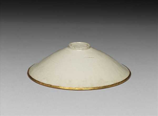 定窯 白瓷印花纏枝牡丹紋斗笠碗