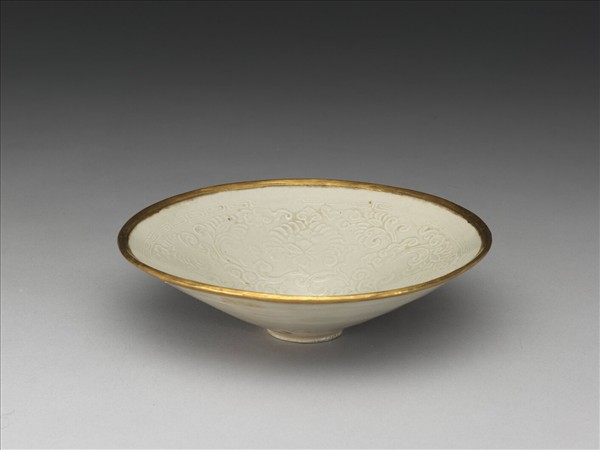 定窯 白瓷印花纏枝牡丹紋斗笠碗