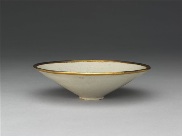 定窯 白瓷印花纏枝牡丹紋斗笠碗