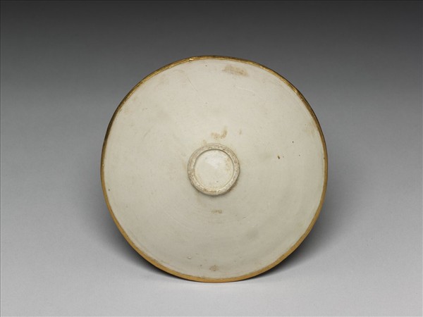 定窯 白瓷印花纏枝牡丹紋斗笠碗