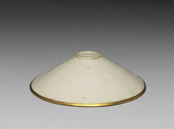 定窯 白瓷印花纏枝牡丹紋斗笠碗