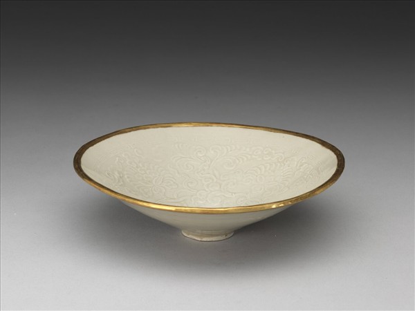 定窯 白瓷印花纏枝牡丹紋斗笠碗