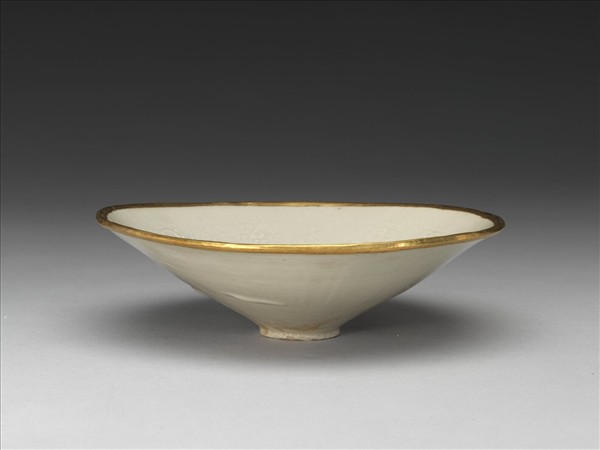 定窯 白瓷印花纏枝牡丹紋斗笠碗