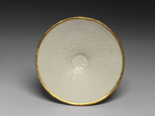 定窯 白瓷印花纏枝牡丹紋斗笠碗