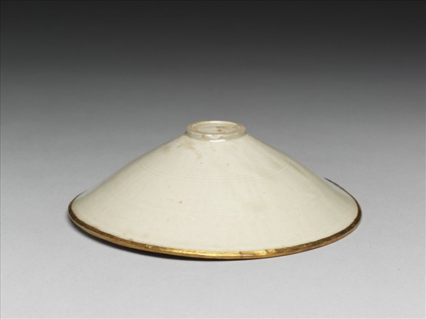 定窯 白瓷印花纏枝牡丹紋斗笠碗