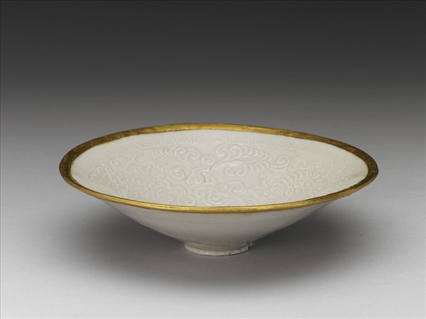 定窯 白瓷印花纏枝牡丹紋斗笠碗