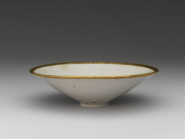 定窯 白瓷印花纏枝牡丹紋斗笠碗