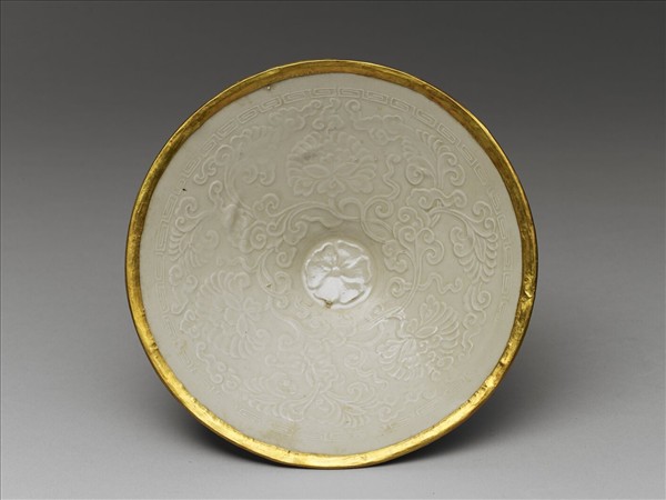 定窯 白瓷印花纏枝牡丹紋斗笠碗