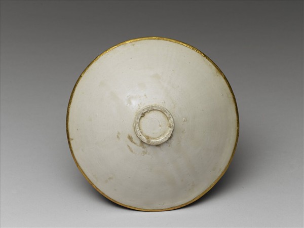 定窯 白瓷印花纏枝牡丹紋斗笠碗