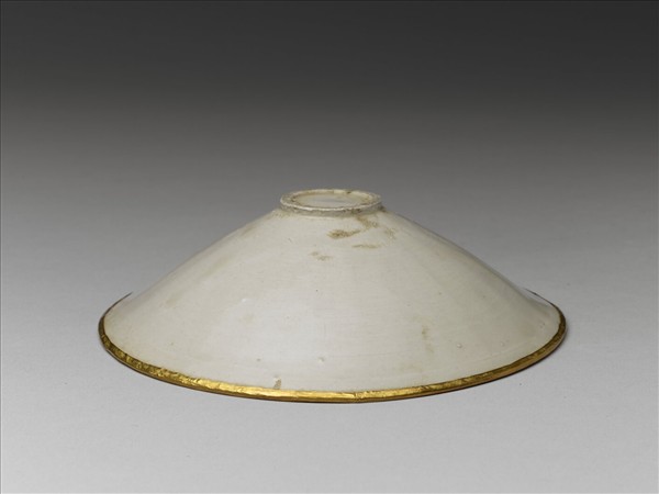 定窯 白瓷印花纏枝牡丹紋斗笠碗