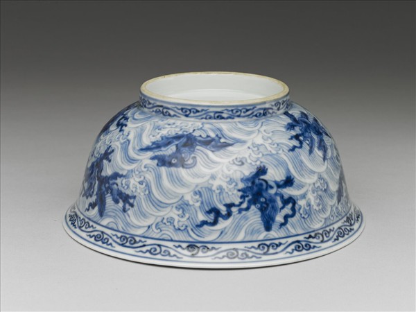 青花波濤海獸紋碗