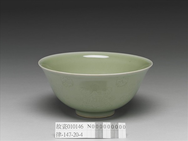 冬青釉花卉紋碗