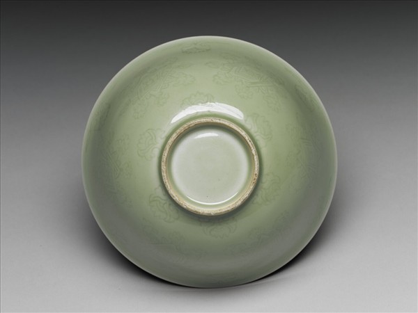 冬青釉花卉紋碗