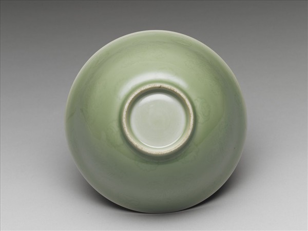 冬青釉花卉紋碗