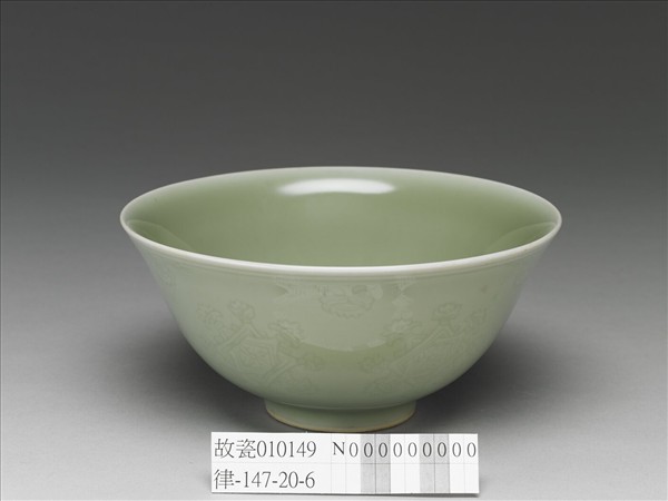 冬青釉花卉紋碗